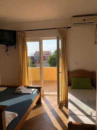 Апартаменты Apartments Vila E.E. Добра-Вода Номер-студио с террасой (3 взрослых).-2